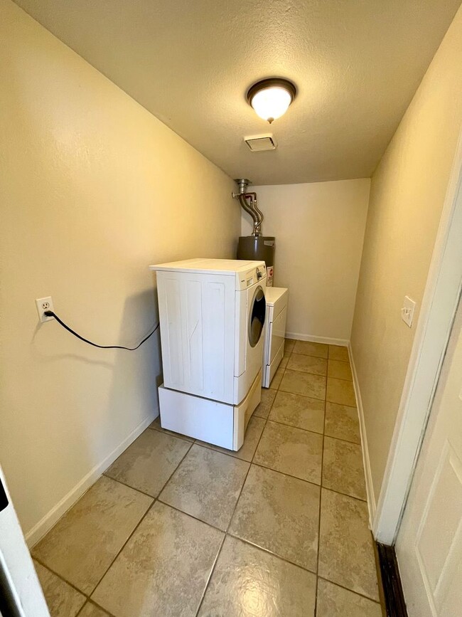 Building Photo - Nice 2 Bedroom Home with Large Yard and Ca...