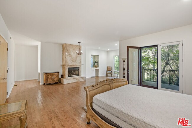 Building Photo - 3780 1/2 Multiview Dr