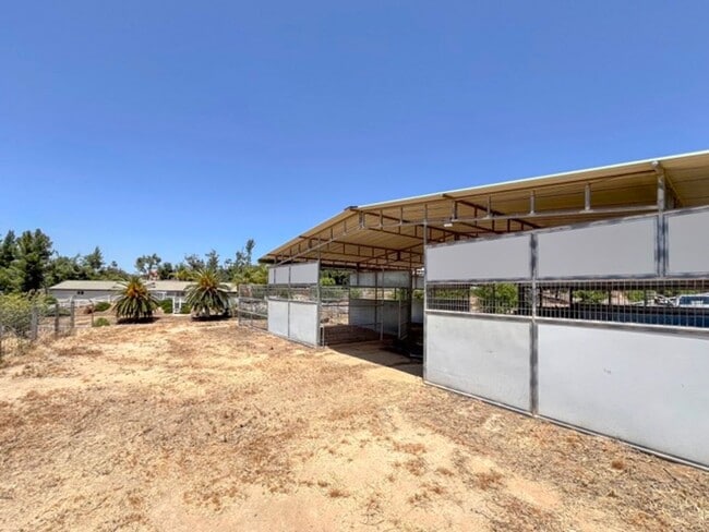 Building Photo - RANCH STYLE POOL HOME ON 2+ ACRES IN THE H...