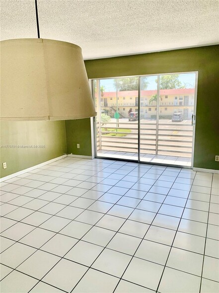 Building Photo - 20201 NE 29th Ct