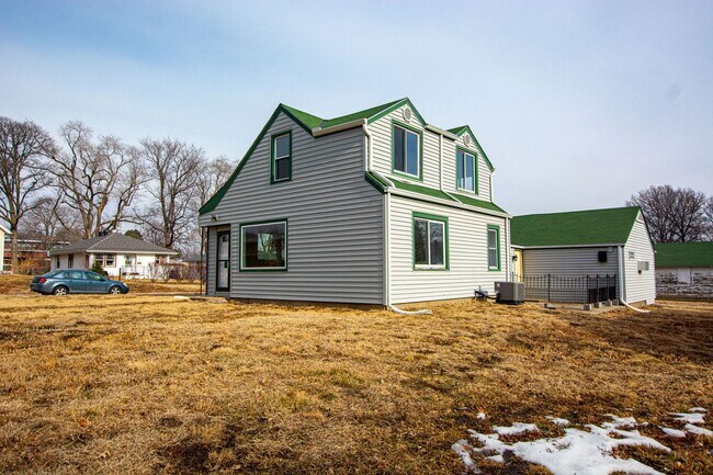 Building Photo - Super Cool and Unique 4 Bedroom / 1 Bath Home in Bellevue near Offut!