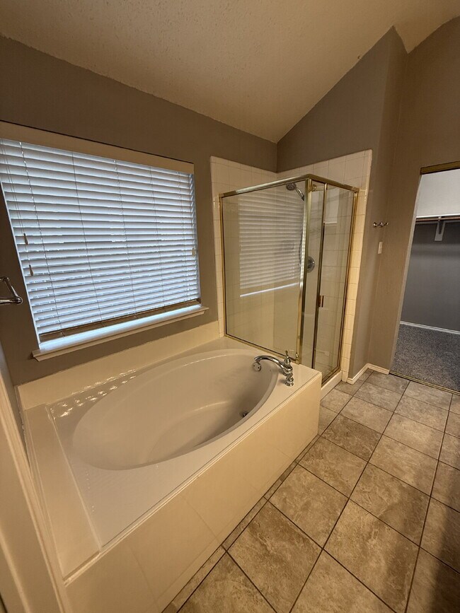 Building Photo - Charming 3 Bedroom Haven with 2 Full Baths in Fort Worth. Spacious 1748 Sq. Ft. Retreat on Comfor...