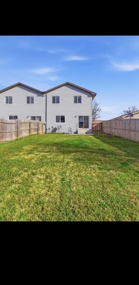Building Photo - 1325 W Nottingham Cir
