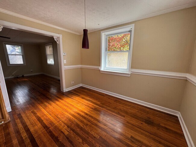 Building Photo - Welcome to 161 Riverview!