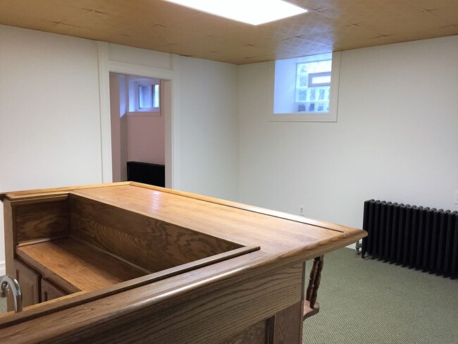 Building Photo - Mt. Washington house, 3 bedroom 2 1/2 bath house with great kitchen, yard, laundry June 1st