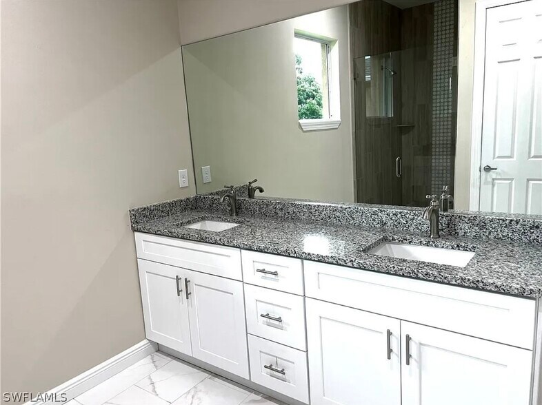 Building Photo - 1400 E 4th St