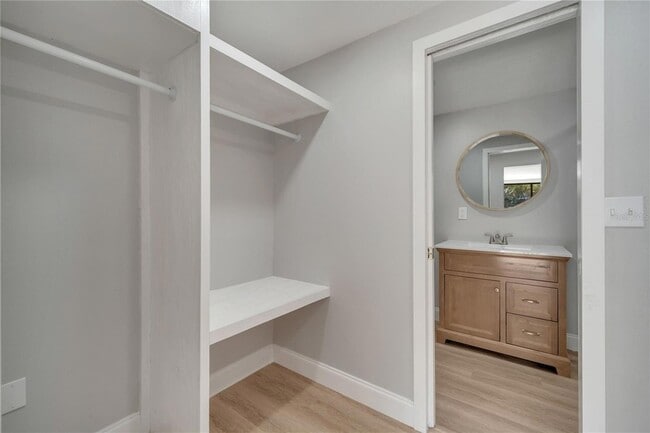 Building Photo - 2303 Bonneville Dr