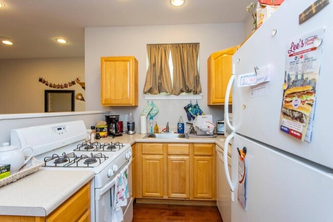 Kitchen - 1615 N Sydenham St