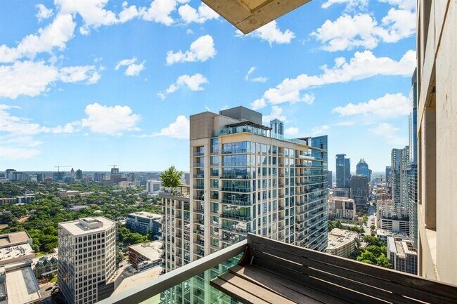 Building Photo - 300 Bowie St