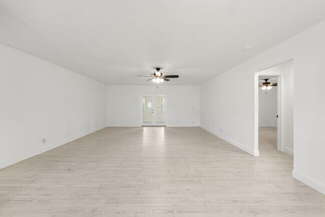 Building Photo - 908 Hibiscus Dr