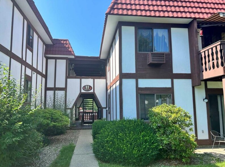 Building Photo - 11 Skyline Dr