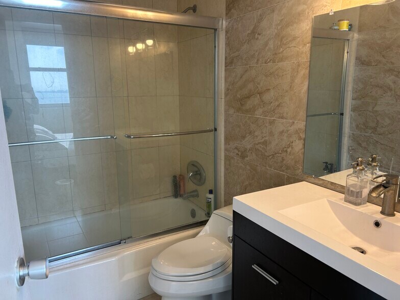 Building Photo - 905 Brickell Bay Dr