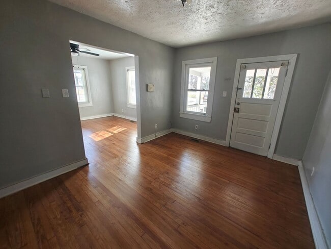 Building Photo - 2 bedroom home