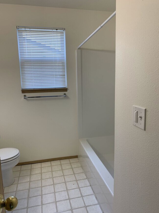 Building Photo - 3 bedroom, 2 1/2 bath home in quiet Scappo...