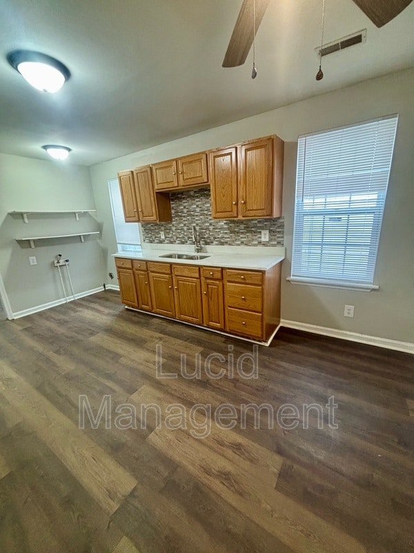 Building Photo - 910 W Whitney Ave