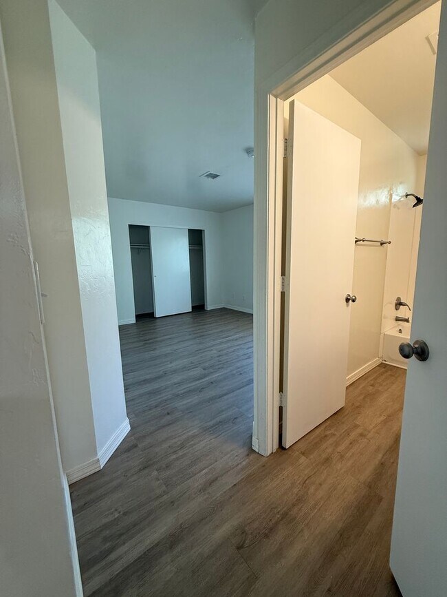 Building Photo - 8412 E Lakeshore Dr