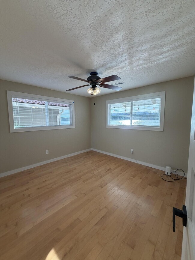 Building Photo - 2 Bedroom - 1 Bath Floating Home Available for Move In 1/16/2026!!