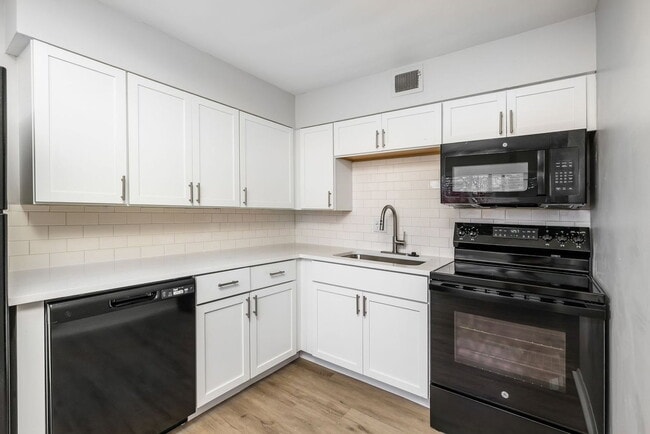 Building Photo - 611 Riverview Dr