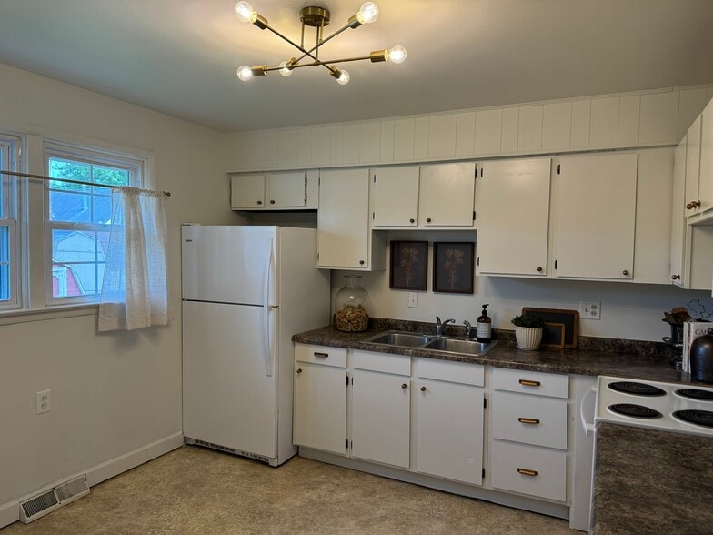 Building Photo - 1208 S Fullhart Dr