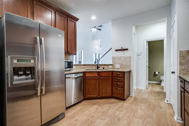 Building Photo - 858 Llano Dr