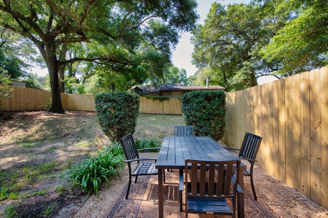 Building Photo - Furnished Duplex - Unit A