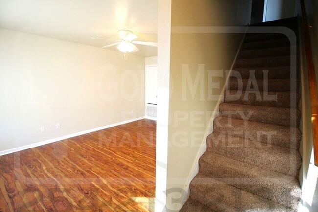 Building Photo - Discover comfort and convenience in this w...
