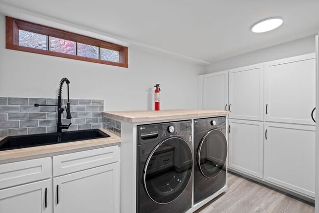 Building Photo - Elegant and Spacious Air-Conditioned Lincoln Park Rambler