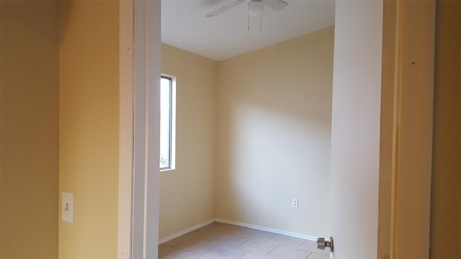 Building Photo - 5040 S Maple Ct