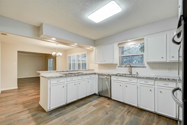Building Photo - 13915 Charlynn Oaks Dr