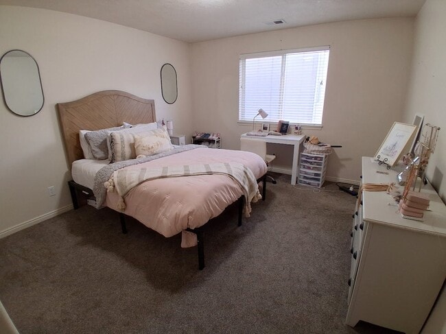 Building Photo - 1969 N Canyon Rd