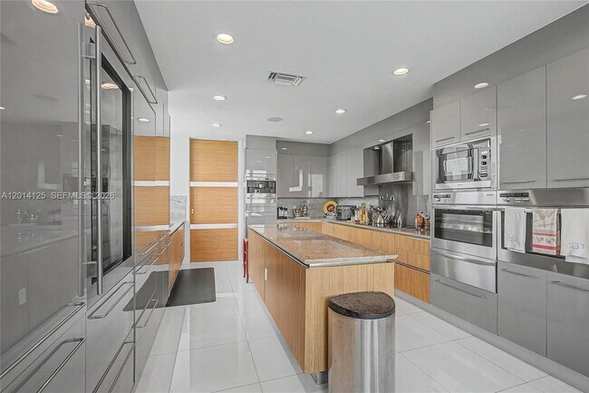 Building Photo - 2627 S Bayshore Dr