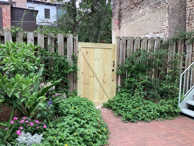 Building Photo - 114 E Jones St