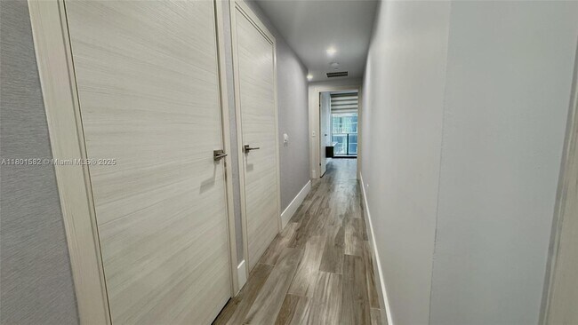 Building Photo - 801 S Miami Ave