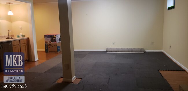 Building Photo - 3123 Glenmont Dr