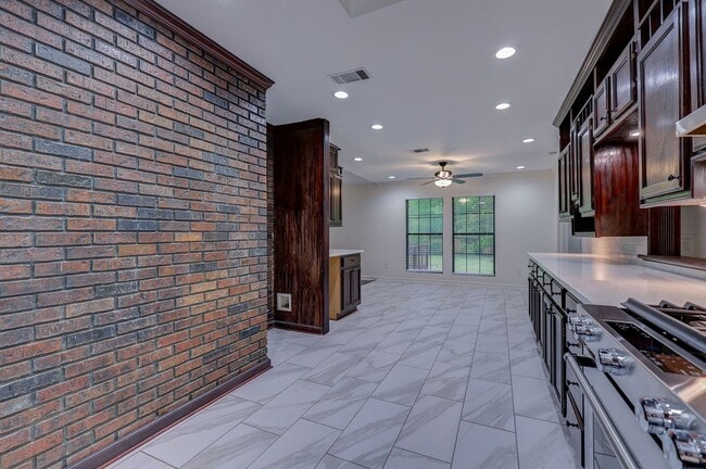 Building Photo - 3 bed 3 bath single family house
