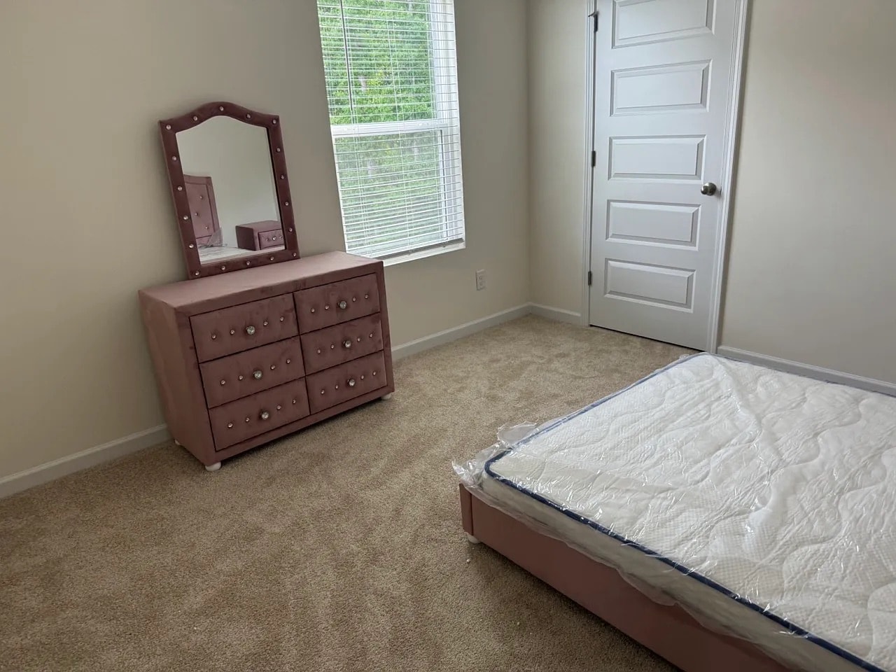 Building Photo - Room in House on Flat Rock Point