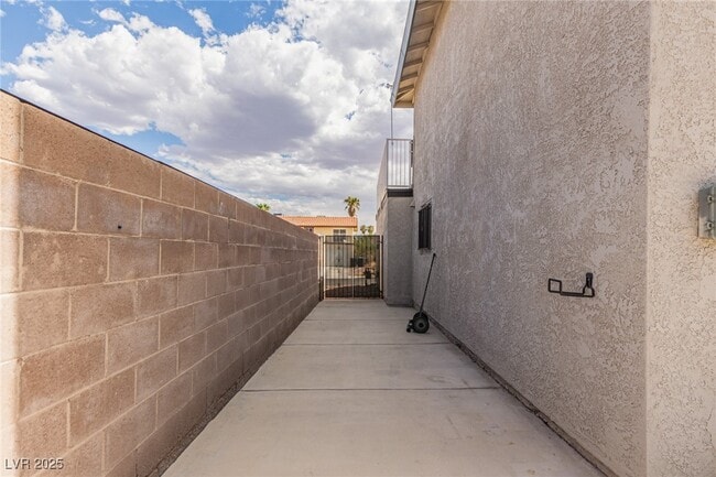 Building Photo - 557 Chelsea Dr