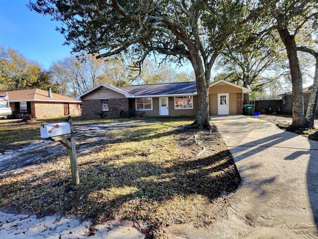 Building Photo - Spacious 4-Bedroom, 2-Bathroom Home in Ocean Springs – Prime Location & Move-In Ready!