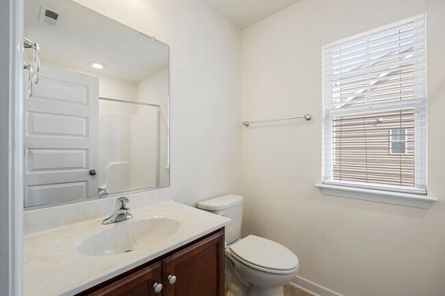 Building Photo - 3 Bedroom Corner Townhome!!! Available Early-Mid April****