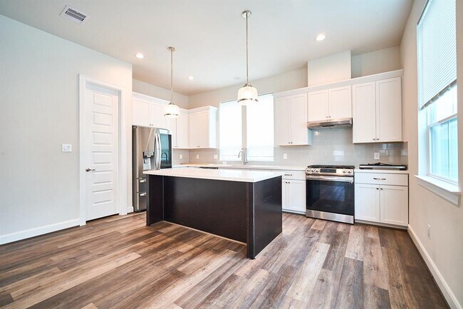 Building Photo - 2802 Grand Fountains Dr