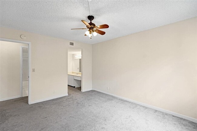 Building Photo - 9901 Westview Dr