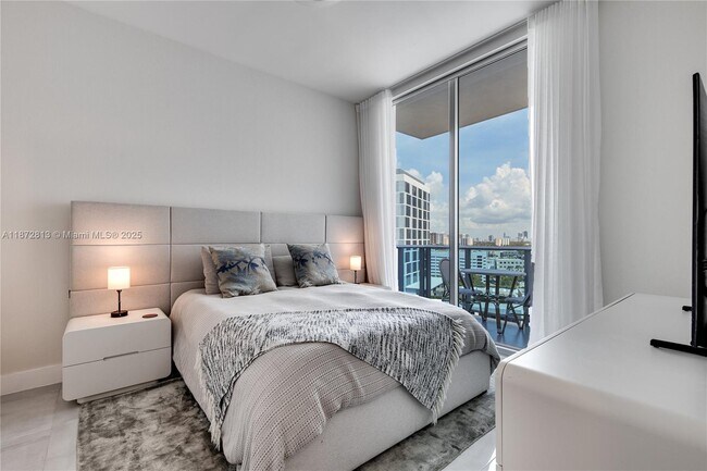 Building Photo - 17550 Collins Ave