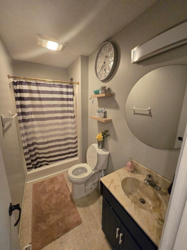 Building Photo - This charming 3-bedroom, 2-bathroom home o...