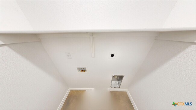 Building Photo - 905 Smoke Tree Ln