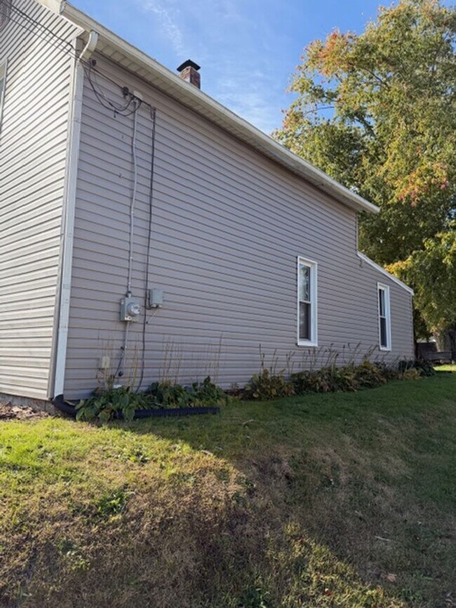 Building Photo - 2 Bedrooms & 1 Bathroom in Barberton (West...