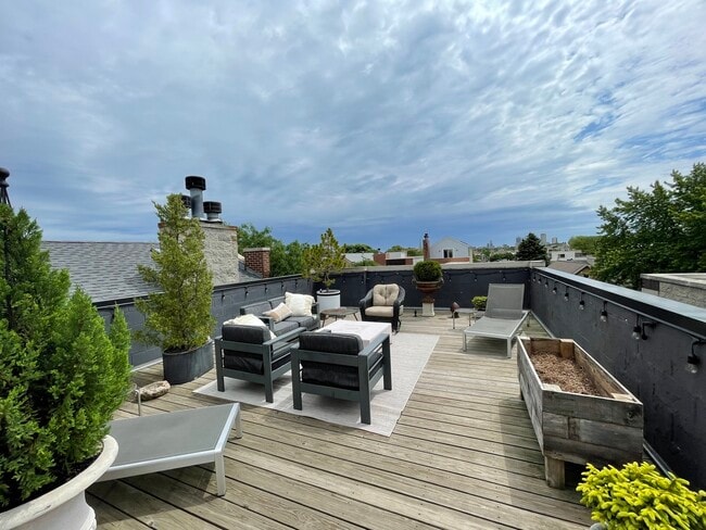 Building Photo - 2848 N Damen Ave