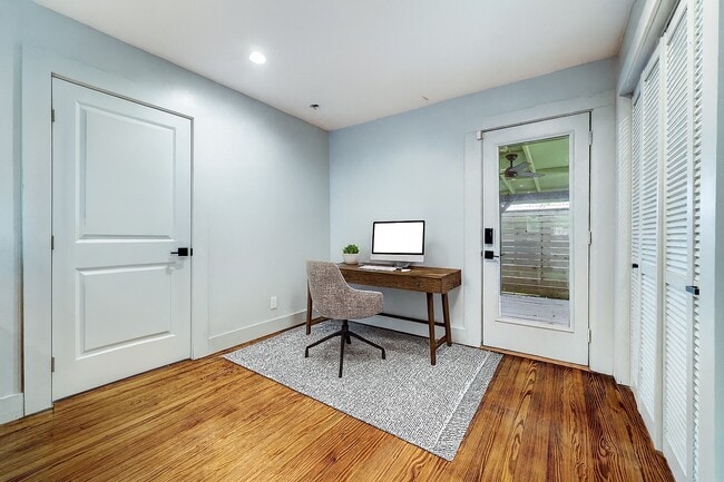 Building Photo - 1032 E 6 1/2 St