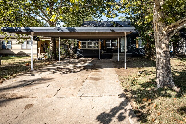 Building Photo - 1709 NW Oak Ave