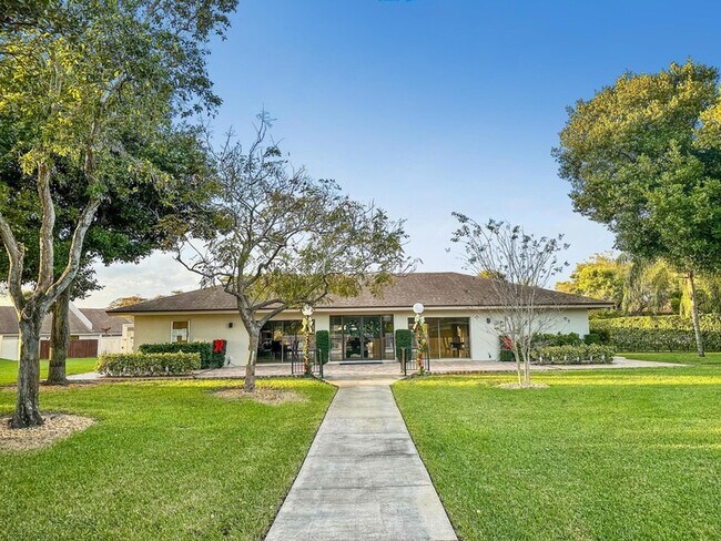 Building Photo - 2700 S Oakland Forest Dr