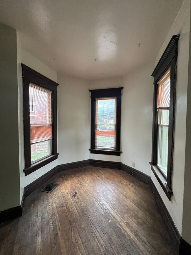 Building Photo - 358 E 15th Ave